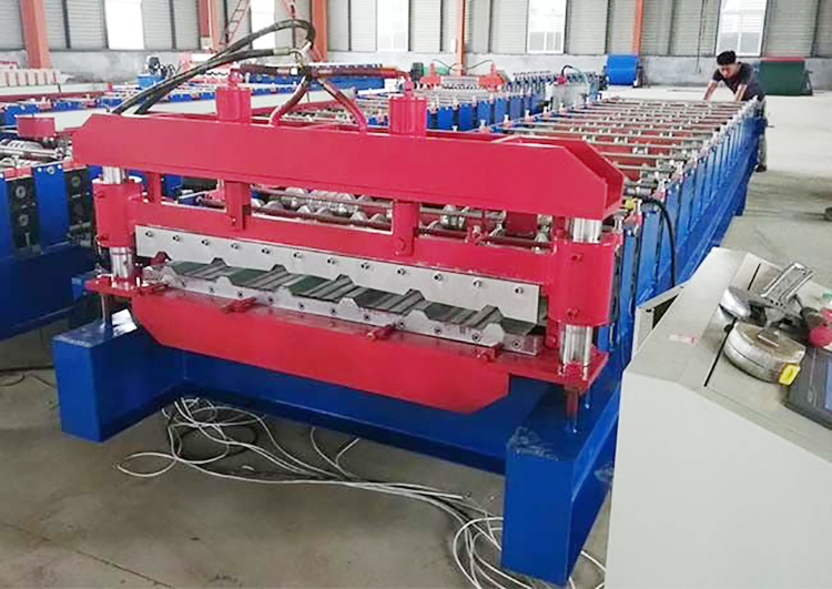 Machine de formage de rouleaux de tôle de toiture d'usinage CNC