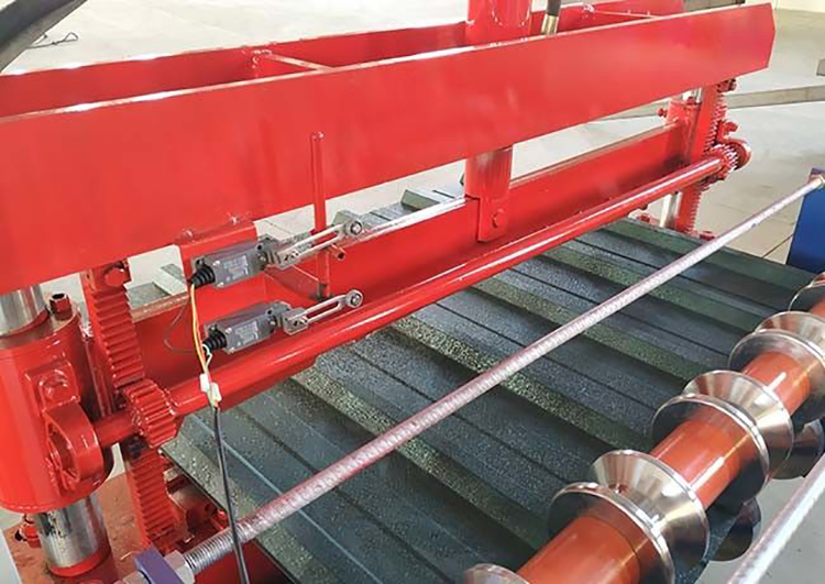 Machine de fabrication de feuilles de toiture en métal de peinture de couleur